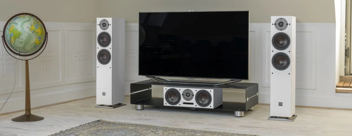 DALI Oberon 5 speakers in white with matching centre speaker in a lounge